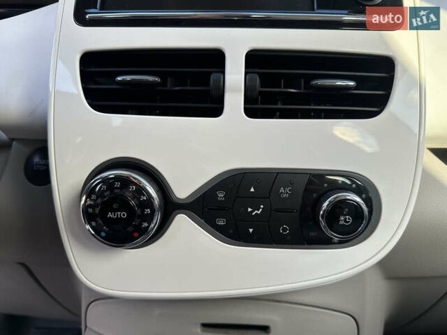 Белый Рено Зое, объемом двигателя 0 л и пробегом 27 тыс. км за 11500 $, фото 20 на Automoto.ua