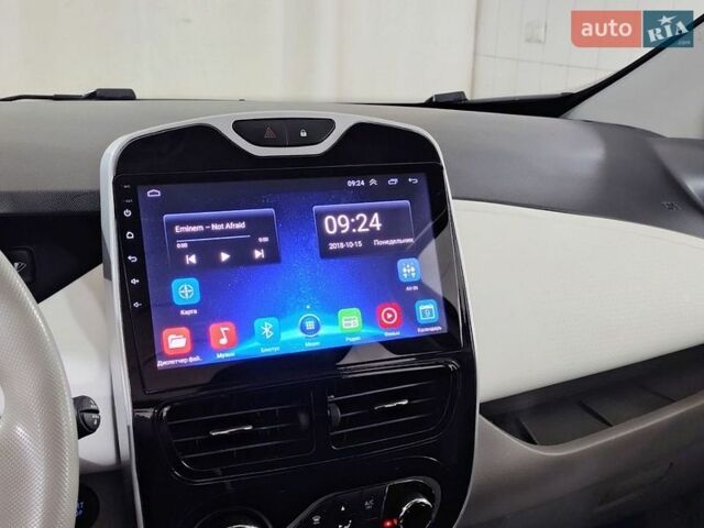 Белый Рено Зое, объемом двигателя 0 л и пробегом 30 тыс. км за 10600 $, фото 17 на Automoto.ua