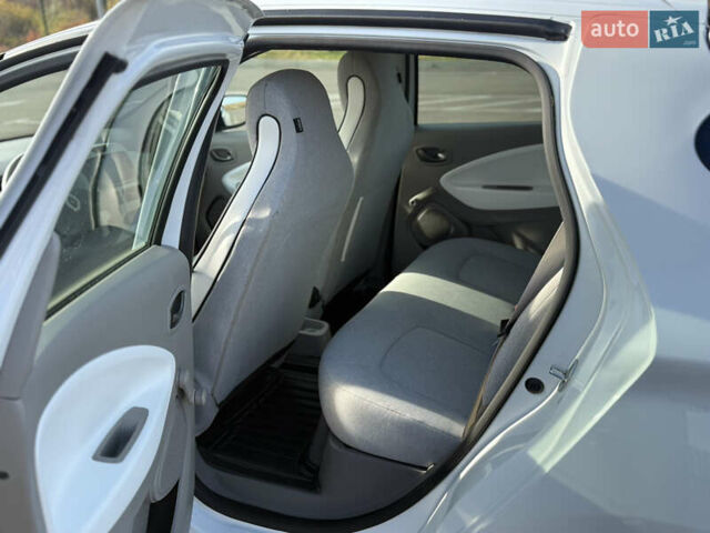 Белый Рено Зое, объемом двигателя 0 л и пробегом 112 тыс. км за 8900 $, фото 11 на Automoto.ua