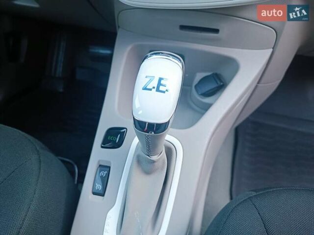 Белый Рено Зое, объемом двигателя 0 л и пробегом 65 тыс. км за 10250 $, фото 34 на Automoto.ua