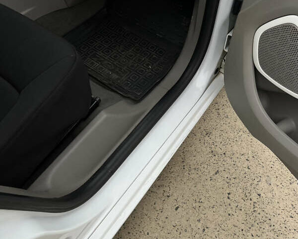 Белый Рено Зое, объемом двигателя 0 л и пробегом 140 тыс. км за 8550 $, фото 14 на Automoto.ua