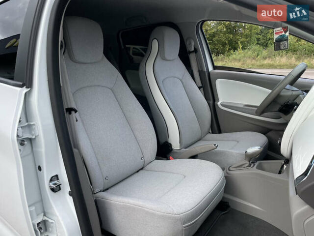Білий Рено Зое, об'ємом двигуна 0 л та пробігом 28 тис. км за 9355 $, фото 33 на Automoto.ua