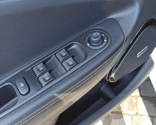 Белый Рено Зое, объемом двигателя 0 л и пробегом 48 тыс. км за 11850 $, фото 16 на Automoto.ua