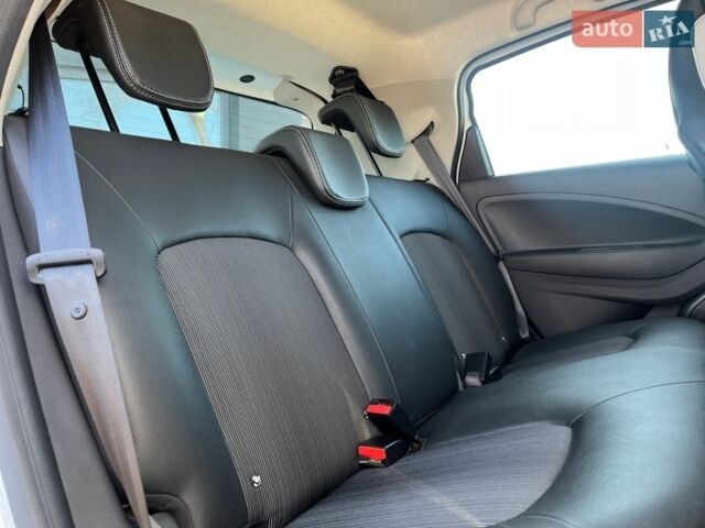 Белый Рено Зое, объемом двигателя 0 л и пробегом 61 тыс. км за 13800 $, фото 21 на Automoto.ua