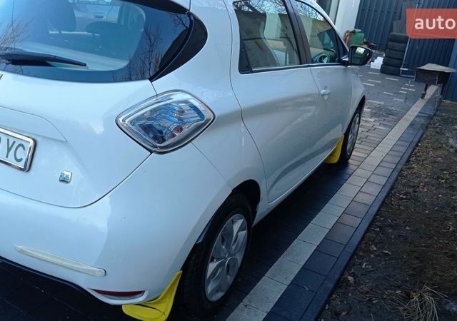 Белый Рено Зое, объемом двигателя 0 л и пробегом 81 тыс. км за 7100 $, фото 2 на Automoto.ua