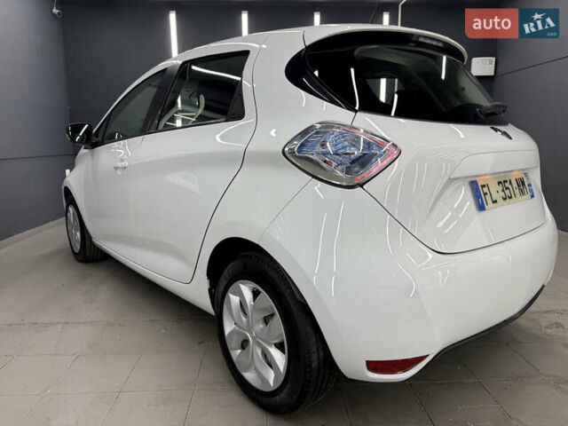 Белый Рено Зое, объемом двигателя 0 л и пробегом 53 тыс. км за 9900 $, фото 10 на Automoto.ua