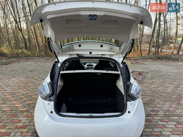 Белый Рено Зое, объемом двигателя 0 л и пробегом 55 тыс. км за 9500 $, фото 16 на Automoto.ua