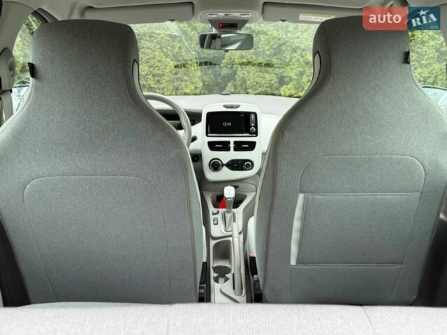 Белый Рено Зое, объемом двигателя 0 л и пробегом 60 тыс. км за 10300 $, фото 36 на Automoto.ua