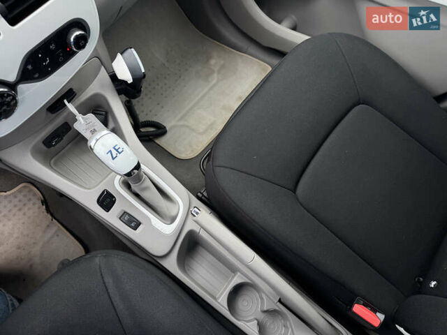 Білий Рено Зое, об'ємом двигуна 0 л та пробігом 60 тис. км за 10190 $, фото 18 на Automoto.ua