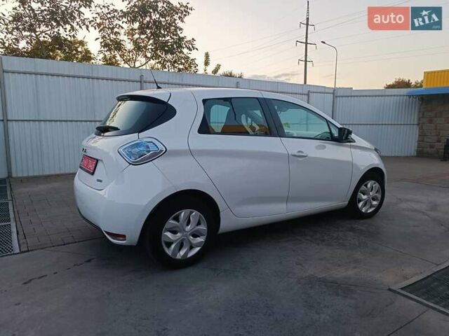 Белый Рено Зое, объемом двигателя 0 л и пробегом 65 тыс. км за 10250 $, фото 7 на Automoto.ua