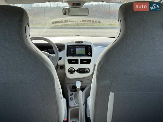 Белый Рено Зое, объемом двигателя 0 л и пробегом 112 тыс. км за 8900 $, фото 17 на Automoto.ua