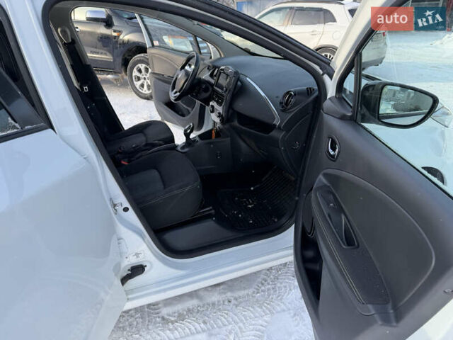 Белый Рено Зое, объемом двигателя 0 л и пробегом 97 тыс. км за 8850 $, фото 18 на Automoto.ua