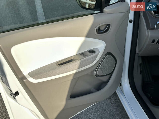 Белый Рено Зое, объемом двигателя 0 л и пробегом 27 тыс. км за 11500 $, фото 12 на Automoto.ua