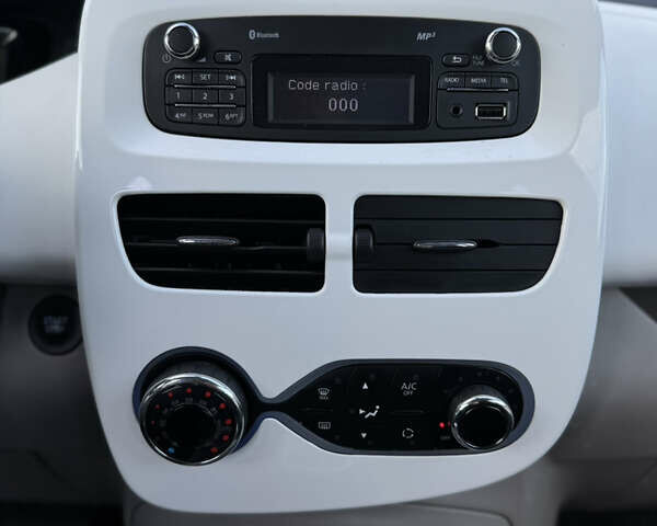 Белый Рено Зое, объемом двигателя 0 л и пробегом 67 тыс. км за 9500 $, фото 43 на Automoto.ua