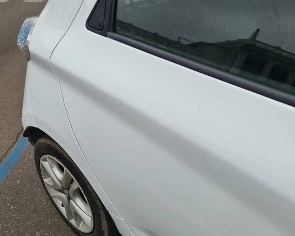 Белый Рено Зое, объемом двигателя 0 л и пробегом 113 тыс. км за 10000 $, фото 2 на Automoto.ua