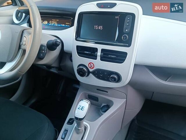 Белый Рено Зое, объемом двигателя 0 л и пробегом 65 тыс. км за 10250 $, фото 37 на Automoto.ua