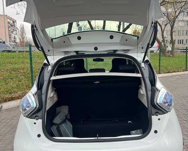 Белый Рено Зое, объемом двигателя 0 л и пробегом 93 тыс. км за 9999 $, фото 15 на Automoto.ua