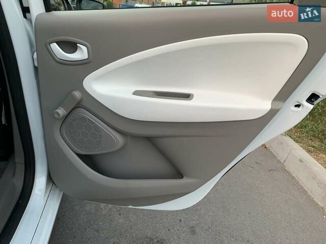 Білий Рено Зое, об'ємом двигуна 0 л та пробігом 29 тис. км за 10500 $, фото 20 на Automoto.ua