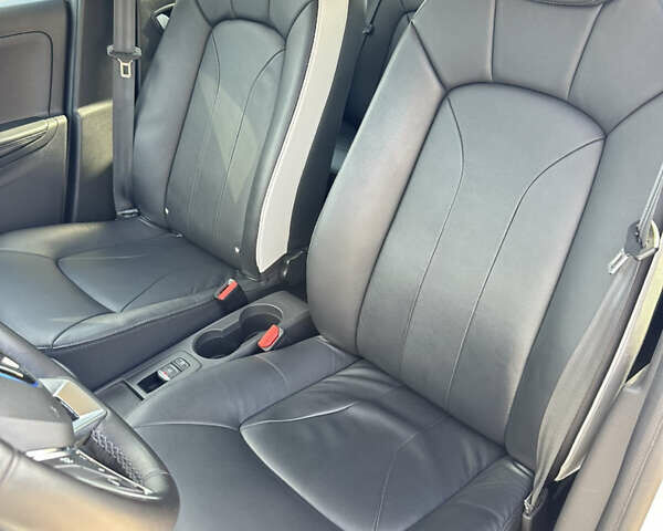 Білий Рено Зое, об'ємом двигуна 0 л та пробігом 90 тис. км за 13800 $, фото 17 на Automoto.ua