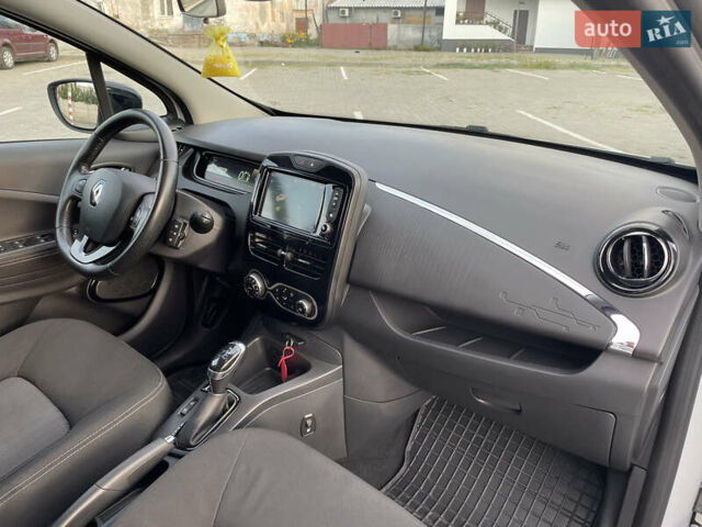 Белый Рено Зое, объемом двигателя 0 л и пробегом 84 тыс. км за 10500 $, фото 62 на Automoto.ua
