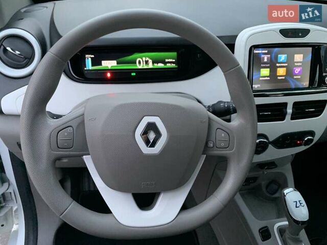 Білий Рено Зое, об'ємом двигуна 0 л та пробігом 29 тис. км за 10500 $, фото 5 на Automoto.ua