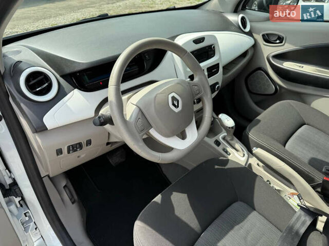 Белый Рено Зое, объемом двигателя 0 л и пробегом 69 тыс. км за 9450 $, фото 15 на Automoto.ua