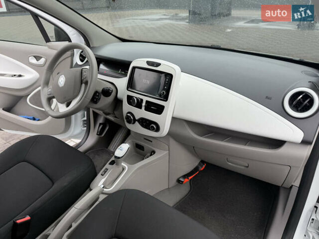 Белый Рено Зое, объемом двигателя 0 л и пробегом 40 тыс. км за 9999 $, фото 27 на Automoto.ua