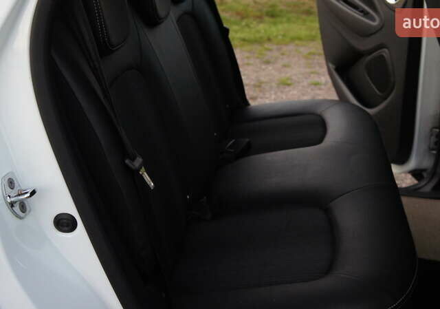 Белый Рено Зое, объемом двигателя 0 л и пробегом 159 тыс. км за 8950 $, фото 20 на Automoto.ua