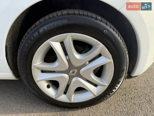 Белый Рено Зое, объемом двигателя 0 л и пробегом 112 тыс. км за 8900 $, фото 29 на Automoto.ua