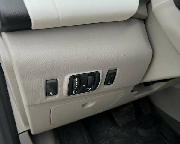 Белый Рено Зое, объемом двигателя 0 л и пробегом 140 тыс. км за 8550 $, фото 19 на Automoto.ua