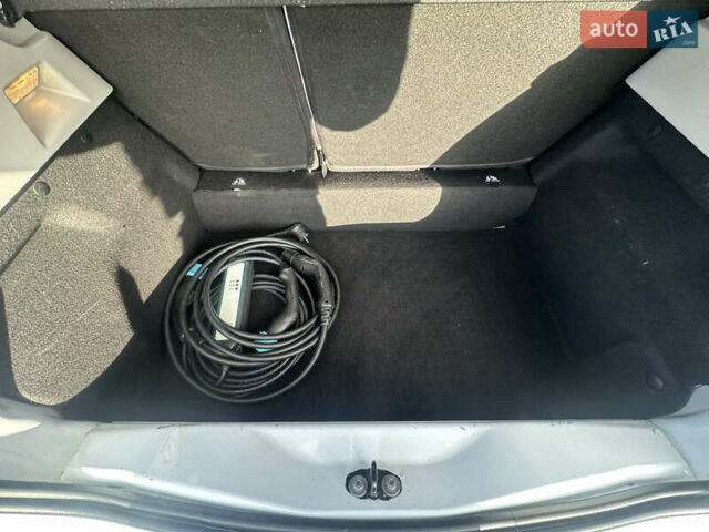 Белый Рено Зое, объемом двигателя 0 л и пробегом 27 тыс. км за 11500 $, фото 33 на Automoto.ua