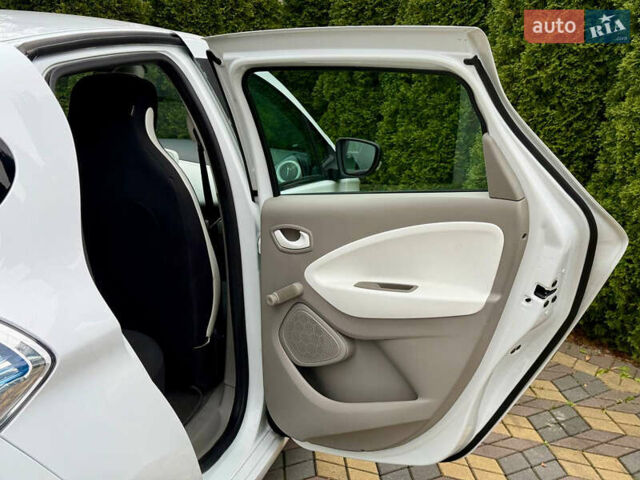 Белый Рено Зое, объемом двигателя 0 л и пробегом 38 тыс. км за 10200 $, фото 19 на Automoto.ua