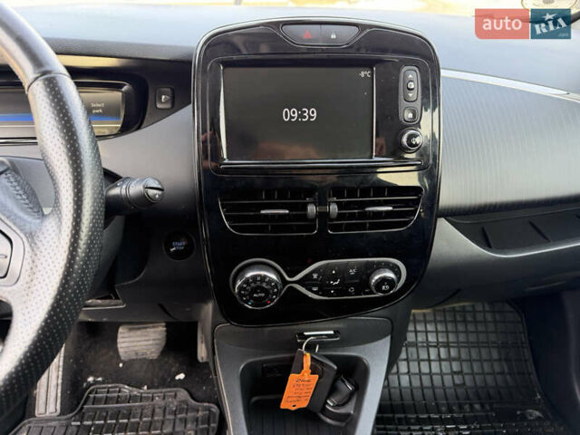 Белый Рено Зое, объемом двигателя 0 л и пробегом 97 тыс. км за 8850 $, фото 22 на Automoto.ua