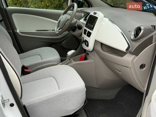 Белый Рено Зое, объемом двигателя 0 л и пробегом 60 тыс. км за 10300 $, фото 22 на Automoto.ua