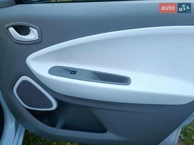 Белый Рено Зое, объемом двигателя 0 л и пробегом 65 тыс. км за 10250 $, фото 43 на Automoto.ua