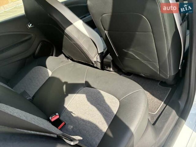 Белый Рено Зое, объемом двигателя 0 л и пробегом 94 тыс. км за 13300 $, фото 58 на Automoto.ua