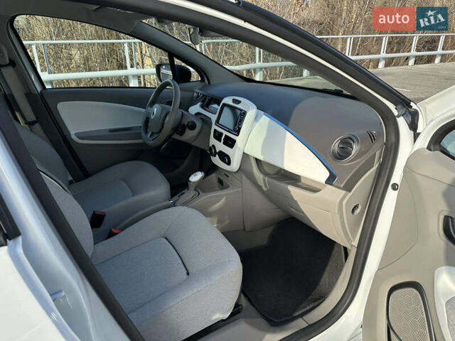 Белый Рено Зое, объемом двигателя 0 л и пробегом 27 тыс. км за 11500 $, фото 26 на Automoto.ua