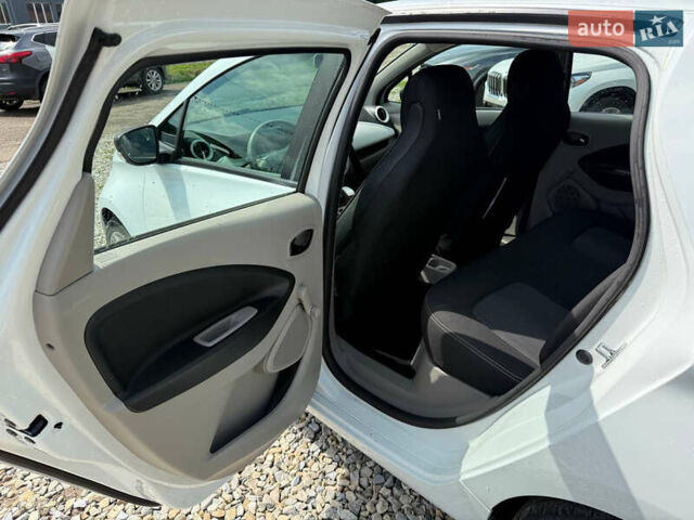 Белый Рено Зое, объемом двигателя 0 л и пробегом 69 тыс. км за 9450 $, фото 20 на Automoto.ua