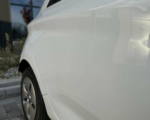 Белый Рено Зое, объемом двигателя 0 л и пробегом 67 тыс. км за 9500 $, фото 16 на Automoto.ua