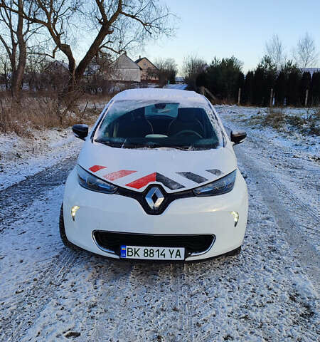 Белый Рено Зое, объемом двигателя 0 л и пробегом 66 тыс. км за 10200 $, фото 9 на Automoto.ua