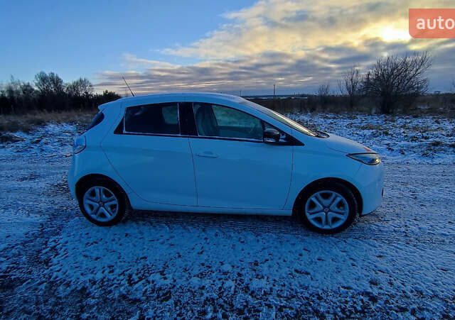 Белый Рено Зое, объемом двигателя 0 л и пробегом 66 тыс. км за 10200 $, фото 20 на Automoto.ua