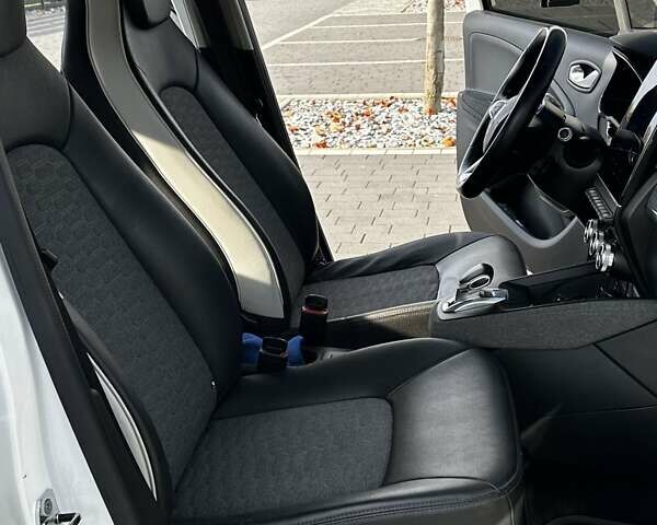 Белый Рено Зое, объемом двигателя 0 л и пробегом 124 тыс. км за 13200 $, фото 14 на Automoto.ua