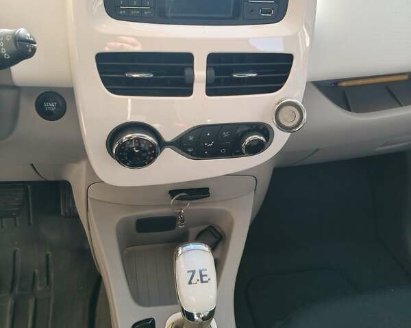 Белый Рено Зое, объемом двигателя 0 л и пробегом 96 тыс. км за 10700 $, фото 27 на Automoto.ua
