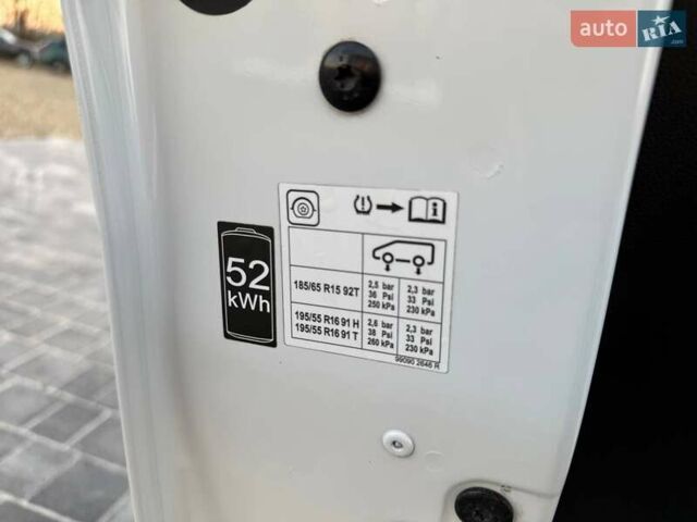 Белый Рено Зое, объемом двигателя 0 л и пробегом 92 тыс. км за 11499 $, фото 17 на Automoto.ua