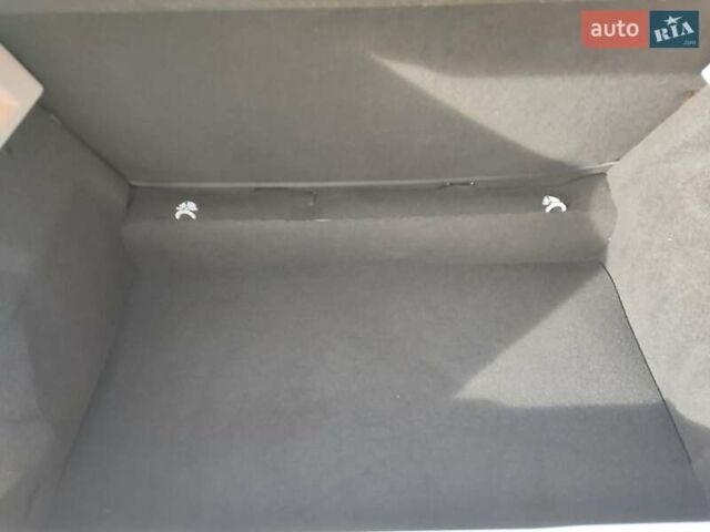 Белый Рено Зое, объемом двигателя 0 л и пробегом 78 тыс. км за 11850 $, фото 12 на Automoto.ua