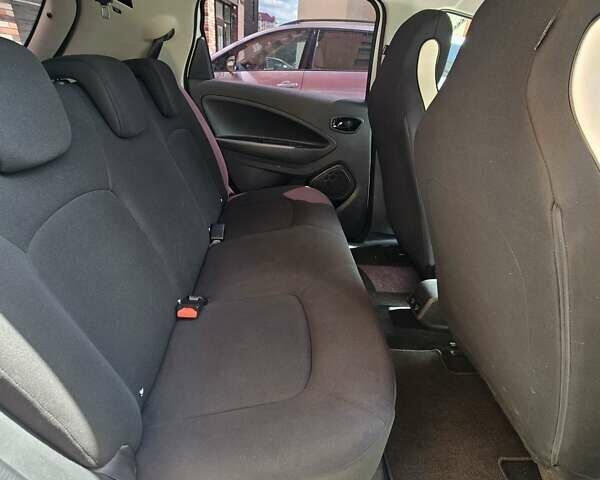 Белый Рено Зое, объемом двигателя 0 л и пробегом 28 тыс. км за 11900 $, фото 9 на Automoto.ua