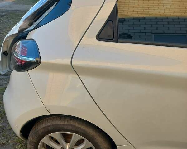 Белый Рено Зое, объемом двигателя 0 л и пробегом 19 тыс. км за 8900 $, фото 7 на Automoto.ua