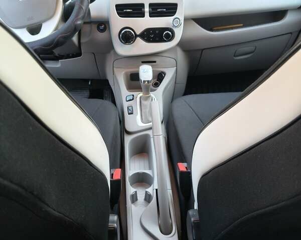 Белый Рено Зое, объемом двигателя 0 л и пробегом 96 тыс. км за 10700 $, фото 2 на Automoto.ua