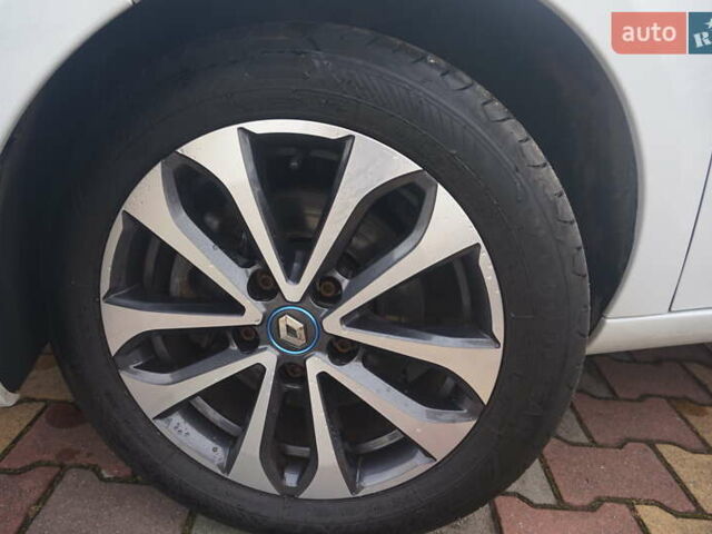 Белый Рено Зое, объемом двигателя 0 л и пробегом 122 тыс. км за 13000 $, фото 65 на Automoto.ua