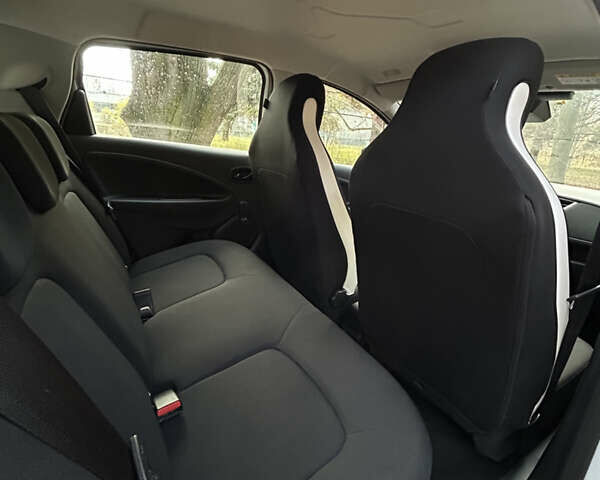 Белый Рено Зое, объемом двигателя 0 л и пробегом 52 тыс. км за 11590 $, фото 23 на Automoto.ua